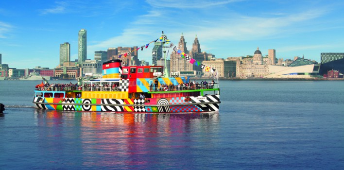 Bateau multicolor sur la rive de Liverpool
