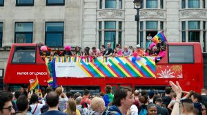 Autobus rouge typique utilisé lors de la Gay Pride