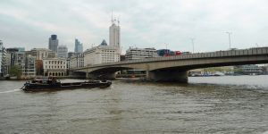 Bateau passant sous le London Bridge