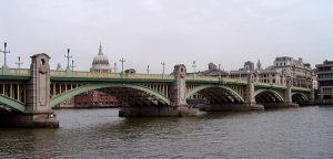 Vue entière sur le Southwark Bridge de Londres