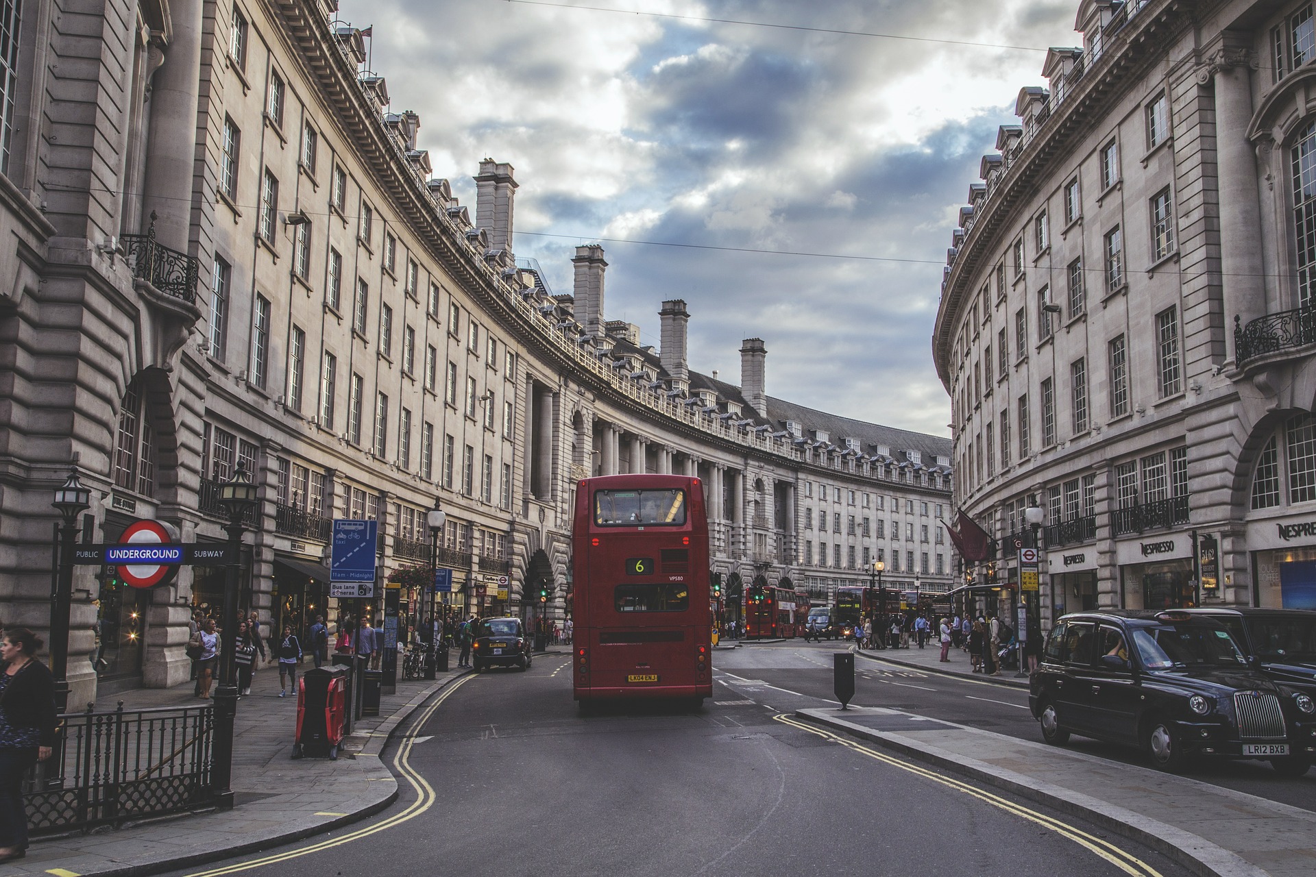 Bus londonien dans les rues de Londres