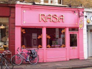 Entrée du restaurant Rasa, toute rose!