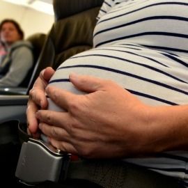 Photo d'une femme enceinte dans l'avion