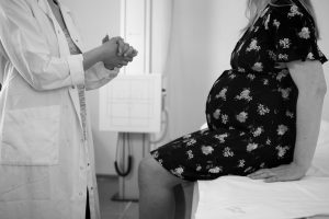 Photo d'une femme enceinte chez le médecin